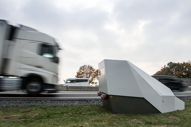 Fahrzeuge passieren an der Autobahn A1 bei Kamen einen sogenannten «Enforcement Trailer», eine mobile Anlage zur ...