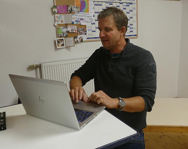Im Hintergrund agiert Klemens Krause-Sittnick, der Mann für die Technik.