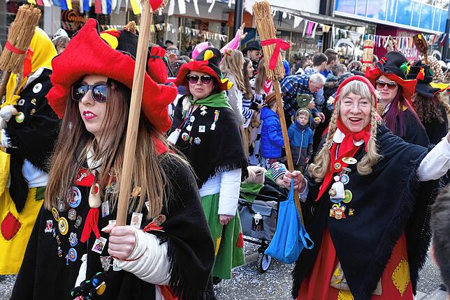 Bild 15: Bilder vom großen Fasnet Samschdig-Umzug der Poppele-Zunft (2)