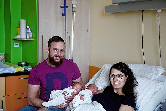 Simone und Alexander Ketterer mit ihren eineiigen Zwillingen Leo (2.875 Gramm) und Malte (2880 Gramm).
