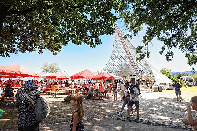 Bild 18: Bilder vom Festbetrieb auf der Promenade beim Hausherrenfest