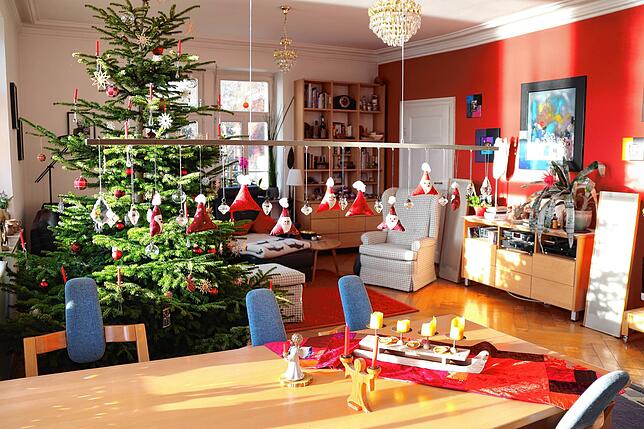 Das Wohnzimmer der Familie. Zum Zeitpunkt des SÜDKURIER-Besuchs stand noch der Christbaum.