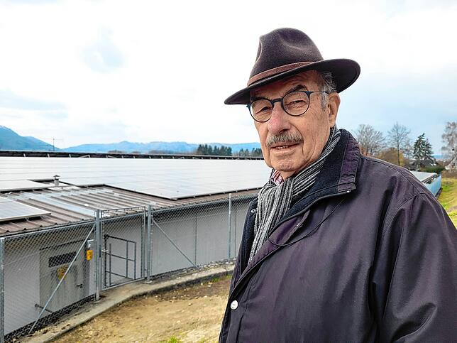 Ewald Grundler vor den PV-Anlagen auf den Dächern seines Apfelgroßhandels in Espasingen.