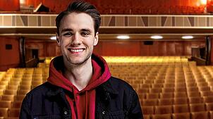 Philipp Hiller spielt Paul in „Paul, die Laterne“. Fotos: Emmet Brown, Alexander Jaser