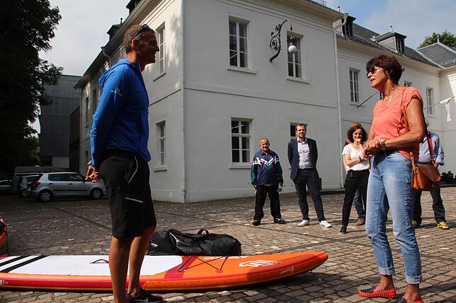 Bild 2: Stand-Up-Paddler macht sich zu Fuß auf den Weg