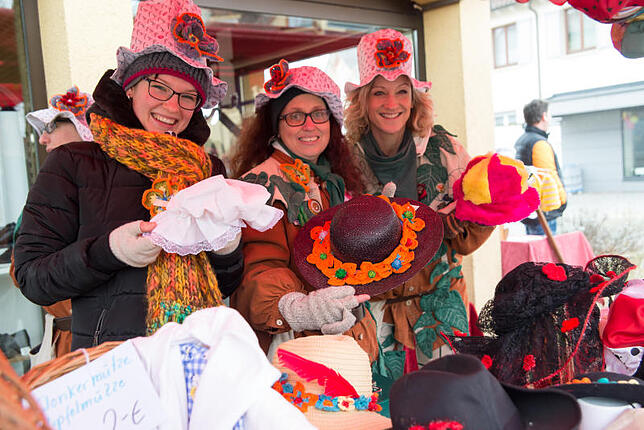 Ein schöner Hut für die nächste Fasnet und auch noch selbst genäht – das wär' doch was. Carmen Rieß, Susi Wetzel und Sonja Lindenmuth ...