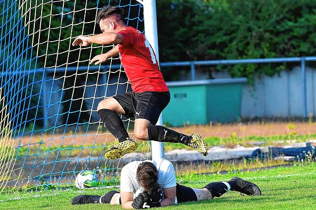 Bild 10: SV Herten müht sich zu einem 2:0 gegen den FC Hochrhein &ndash; und wir haben Bilder!