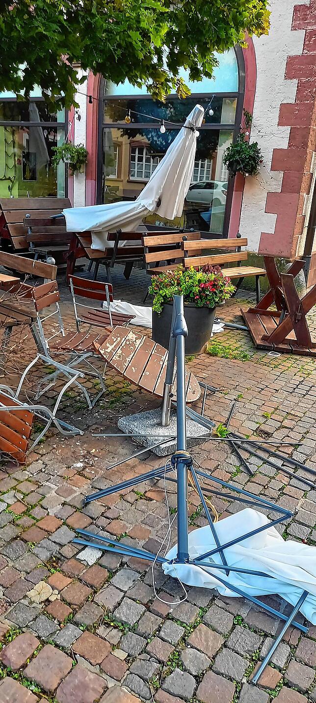 Sturm Ignatz hinterlässt in Villingen Spuren: Zerstörte Tische und Schirme beim der Gaststätte „Sudhaus“ am Münsterplatz.