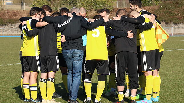 Zusammen rücken: Die 0:7-Niederlage bei den SF Schliengen haut die Spieler des SV Eichsel nicht um. Die Rebländer festigten mit dem ...