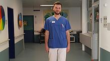 Aaron Schmallenbach hat über sein FSJ zum Dienst in der Pflege gefunden.