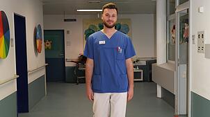 Aaron Schmallenbach hat über sein FSJ zum Dienst in der Pflege gefunden.
