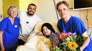 Über die 1000. Geburt freuen sich (von links): Die betreuende Hebamme Christiane Schwan, Kaan und Sandra Kara mit dem kleinen Aras sowie ...
