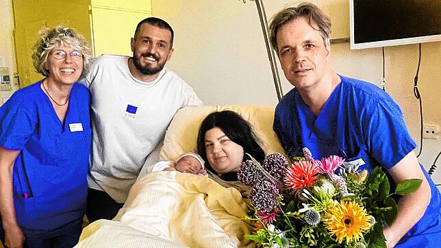 Über die 1000. Geburt freuen sich (von links): Die betreuende Hebamme Christiane Schwan, Kaan und Sandra Kara mit dem kleinen Aras sowie ...