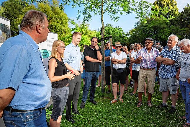 Ortsvorsteher Bernhard Diehl (von links), Nadja Grundler von der Abteilung Landschaft und Gewässer, OB Simon Gröger und Wolfgang Keller ...
