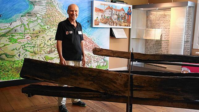 Museumsleiter Rüdiger Specht im Mittelalterraum der Dauerausstellung. Dieser wurde 2017 neu eingerichtet. Außerdem wurde im Jahr 2015 ...