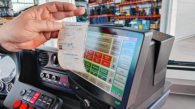 Tickets (hier ein Testticket) können künftig per Smartphone, EC-Karte oder weiter mit Bargeld bezahlt werden.