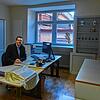 Vielleicht der letzte Blick der Presse in das Amtszimmer in Öflingen: Rechts in der Wand ist schon das Loch für die neue Verkabelung ...