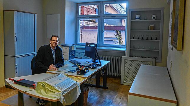 Vielleicht der letzte Blick der Presse in das Amtszimmer in Öflingen: Rechts in der Wand ist schon das Loch für die neue Verkabelung ...