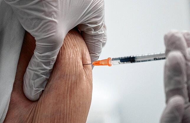 Derzeit wird ausnahmslos der Impfstoff von Biontech aus Mainz und von Pfizer (USA) geimpft. Die Spitze wird in den Oberarm gegeben.