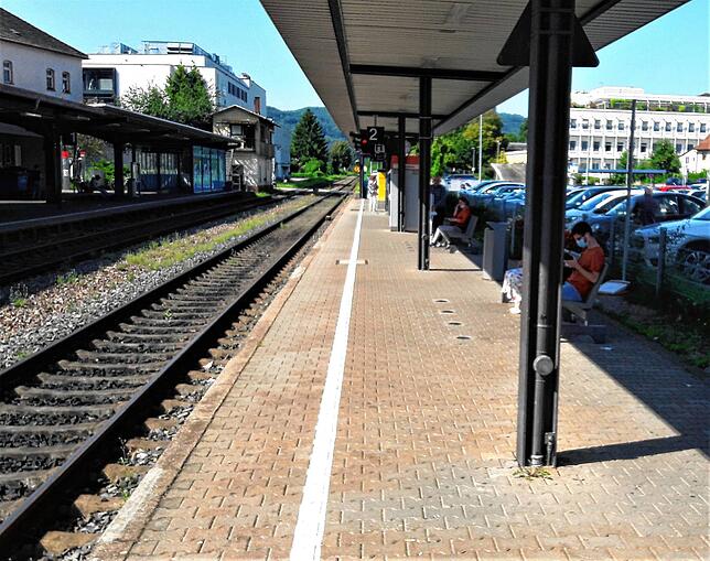 Die Bahnsteige in Säckingen müssen auf 55 Zentimeter angehoben werden. Die Überdachung soll laut Projektleiter Ronald Heil aber erhalten ...