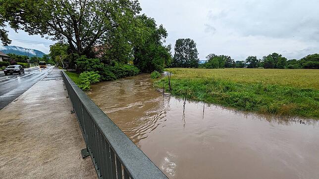 Hochwasser an der B34-Brücke in Espasingen.