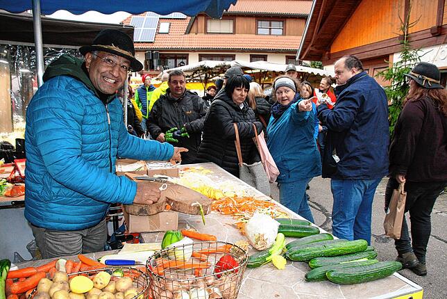 Immer ein Lächeln parat: Ein Händler am Martinimarkt 2022.
