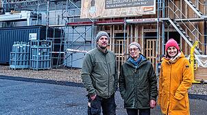 Die Bauherren vor ihrer neuen Backstube in Löffingen: Bauleiter Christian Huber (links) Joachim Schmid und Sarah Schmid-Huber freuen ...