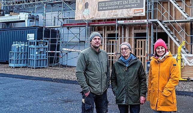 Die Bauherren vor ihrer neuen Backstube in Löffingen: Bauleiter Christian Huber (links) Joachim Schmid und Sarah Schmid-Huber freuen ...