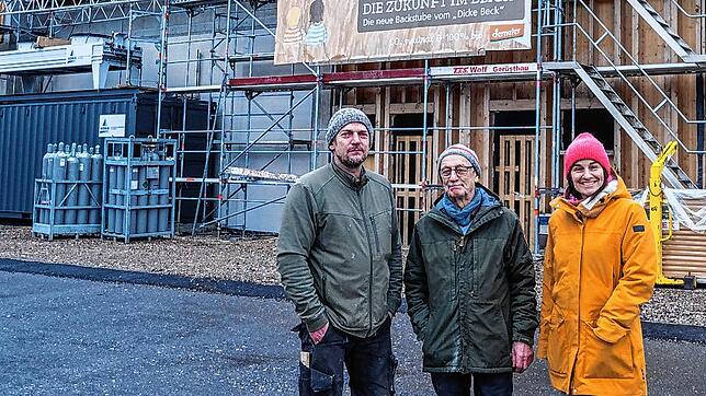 Die Bauherren vor ihrer neuen Backstube in Löffingen: Bauleiter Christian Huber (links) Joachim Schmid und Sarah Schmid-Huber freuen ...