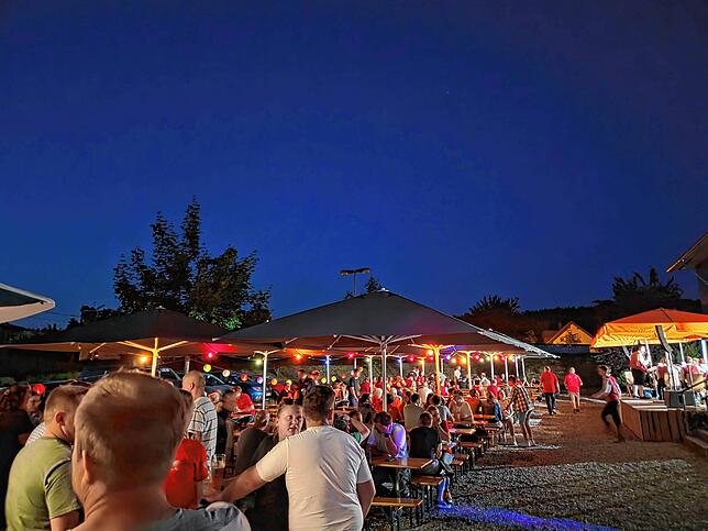 Für eine stimmungsvolle Beleuchtung sorgen die bunten Lampions und Lichtspiele neben der Andelsbachhalle.