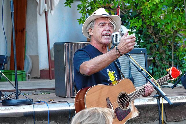 Gaststar im Garten ist Gitarrist und Sänger Saban Karaosmanoglu vom Bräunlinger Suuhufä.