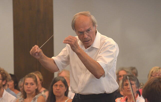 Hans Jörg Walter bei seinem Abschieds-Serenadenkonzert in der Markdorfer Stadthalle.