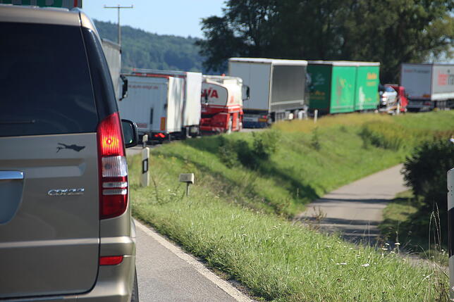 Auf der ausgeschilderten Umleitungsstrecke braucht es am ersten Tag der B 31-Sperrung rund vier Stunden vom Beginn der Umleitung ...