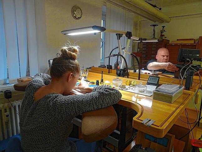 So sieht es aus, wenn die Uhrmacher arbeiten: Johanna Wienke überholt eine Taschenuhr (links) und Dirk Maier eine alte Damenuhr.