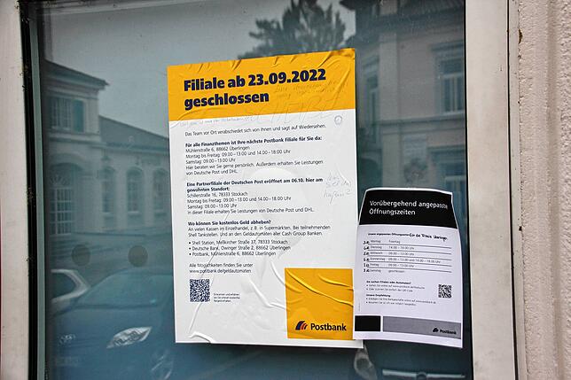 Ein Schild an der Eingangstür zum ehemaligen Postamt wies ende September auf die Schließung der Postbankfiliale hin. Dort wurden die ...