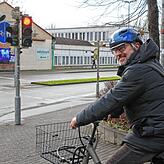 Hält natürlich bei Rot: ADFC-Ortschef Ralf Seuffert vom Kultur-Rädle am Konstanzer Bahnhof.