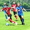 In dieser Szene entwischt der Villinger Eren Bayrak dem Immendinger Maikel Wiedmann. In der Aufstiegsrelegation zur Bezirksliga hatte ...