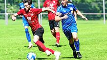In dieser Szene entwischt der Villinger Eren Bayrak dem Immendinger Maikel Wiedmann. In der Aufstiegsrelegation zur Bezirksliga hatte ...