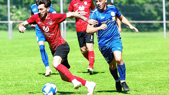 In dieser Szene entwischt der Villinger Eren Bayrak dem Immendinger Maikel Wiedmann. In der Aufstiegsrelegation zur Bezirksliga hatte ...