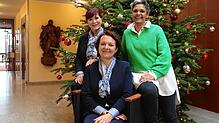 Heidi Kunemann (von links), Svitlana Fürst und Karoline Karatas vom Bewohnerservice des Augustinum in Überlingen sind an Heiligabend im ...