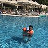 Matthias Liebhardt mit dem 16 Monate alten Ben im Pool &ndash; da ahnte er noch nichts von der Pleite des Reiseveranstalters.