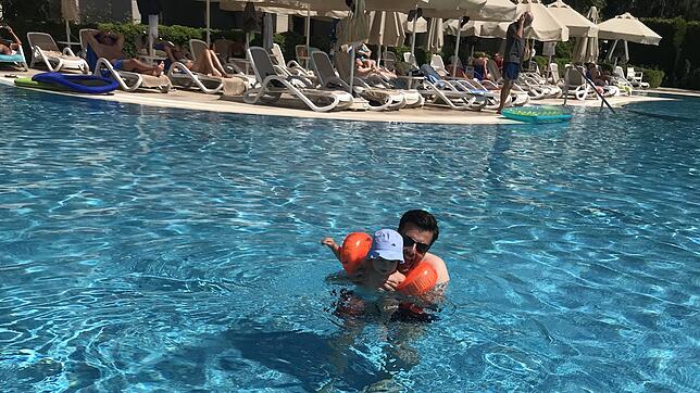 Matthias Liebhardt mit dem 16 Monate alten Ben im Pool &ndash; da ahnte er noch nichts von der Pleite des Reiseveranstalters.