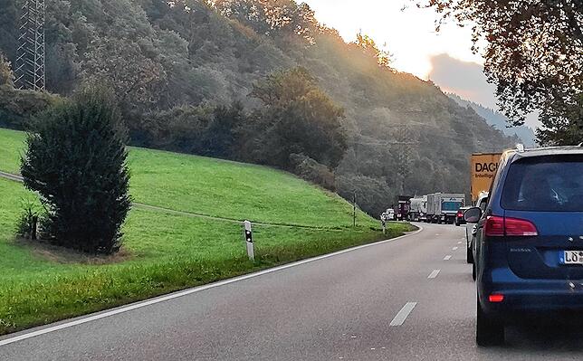 Bereits auf Gemarkung Schwörstadt kommt der Verkehr am Montagmorgen ins Stocken.