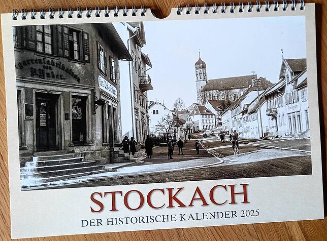 Das Deckblatt des Kalenders zeigt einen Blick aus der Goethestraße auf die St. Oswald Kirche.