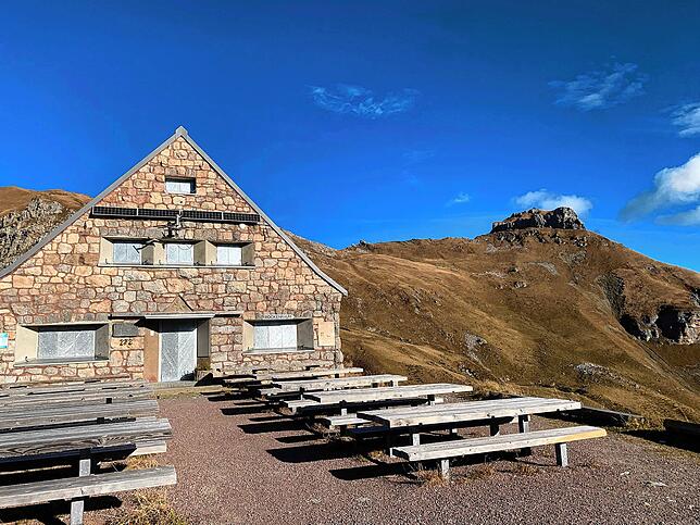 Die Pfälzerhütte liegt in einmaliger Lage auf 2108 Metern Höhe im Bettlerjoch an der Grenze zwischen Liechtenstein und Österreich.