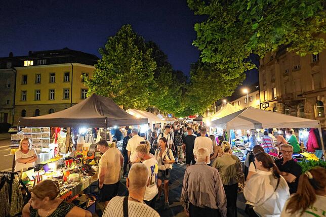 Bild 5: Bis tief in die Nacht stöbern die Trödel-Fans beim Konstanzer 24-Stunden-Flohmarkt