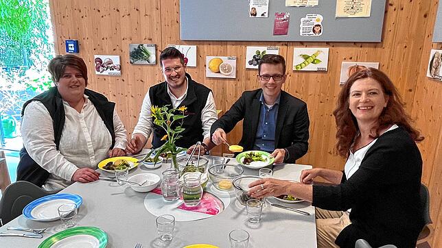 Nicole Josef und Kai-David Stellfeld (Helianthum, von links), Bürgermeister Benjamin Mors und Andrea Gnann (Familienzentrum) kosten das ...