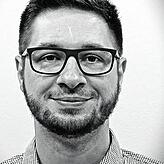 Sebastian Enke. Er ist 36 Jahre alt, Kriminaloberkommissar und bei der Kriminalinspektion 5 (Cybercrime) der Kriminalpolizeidirektion ...