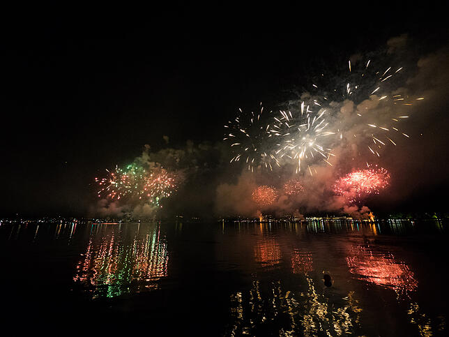 Bild 7: Das Seenachtfest-Feuerwerk vom Logenplatz am Yachthafen: Das Finale in Bildern