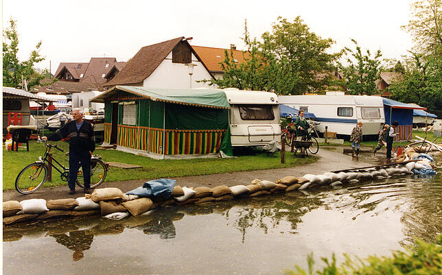 Das Hochwasser droht auch, den Campingplatz Nell in Nußdorf unter Wasser zu setzen.